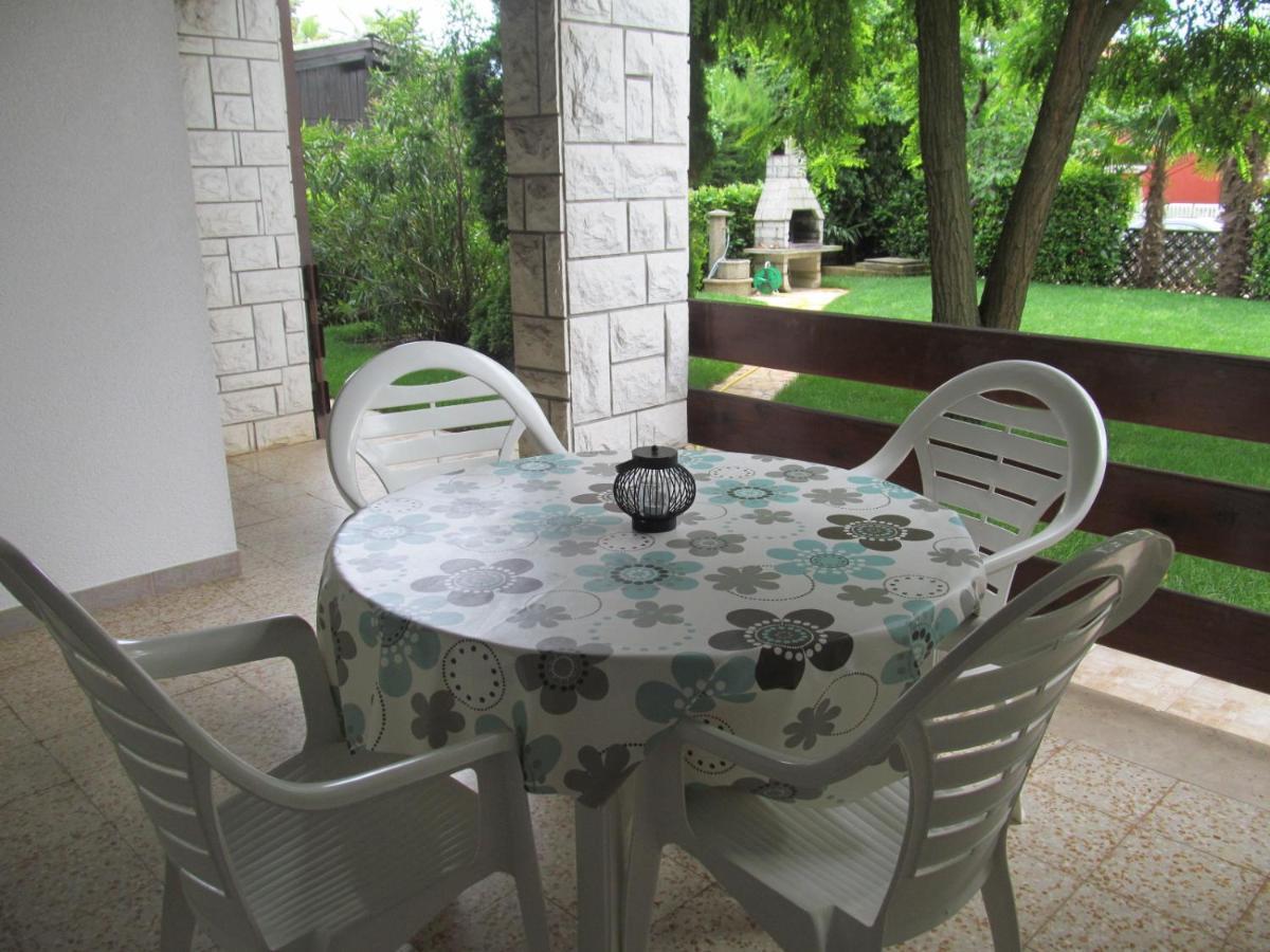 Apartments Zvezdica*** With Garden Zambratija  Dış mekan fotoğraf