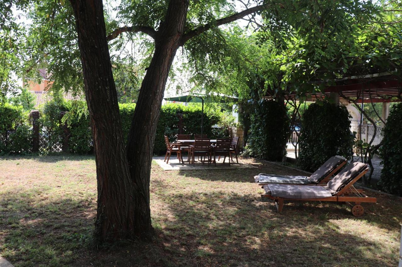 Apartments Zvezdica*** With Garden Zambratija  Dış mekan fotoğraf