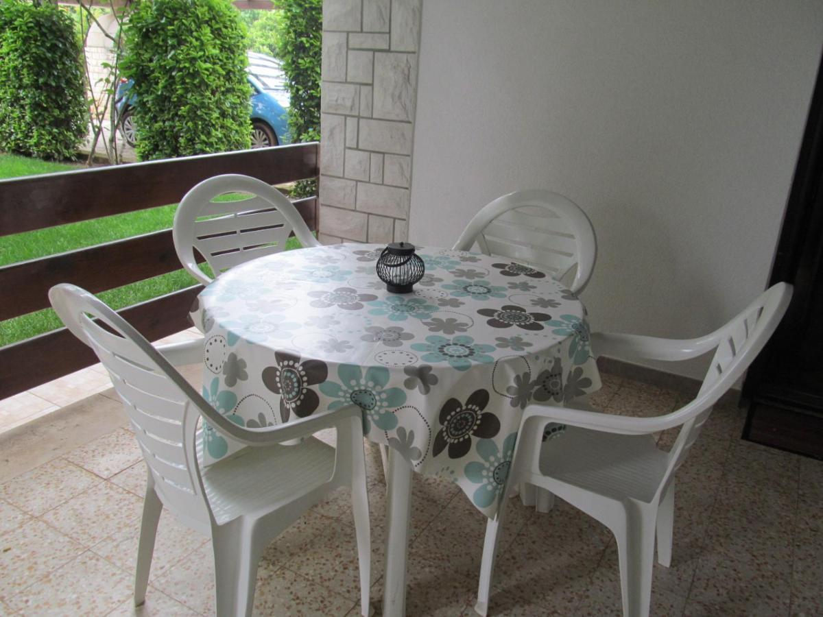 Apartments Zvezdica*** With Garden Zambratija  Dış mekan fotoğraf
